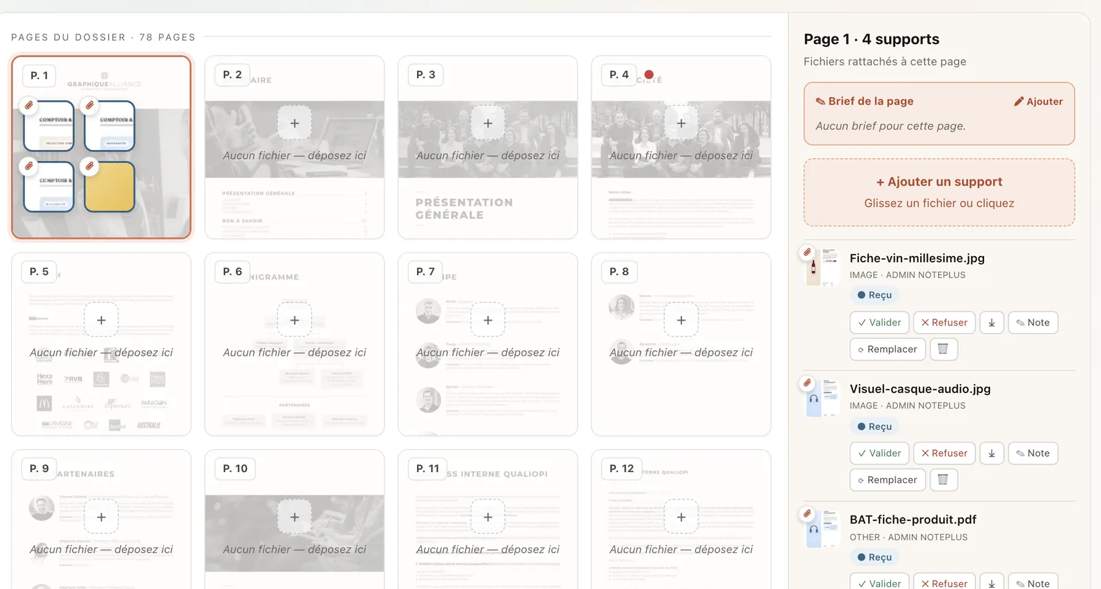 Vue Supports Note+ : page du dossier avec ses fichiers joints au premier plan sur fond de page grisé, picto trombone sur chaque support, panneau latéral listant les fichiers avec statut et actions Valider / Refuser / Note / Remplacer